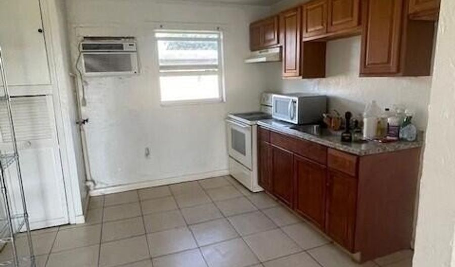 680 SW 6 St SW 1, Belle Glade, FL 33430 - 2 Beds, 1 Bath