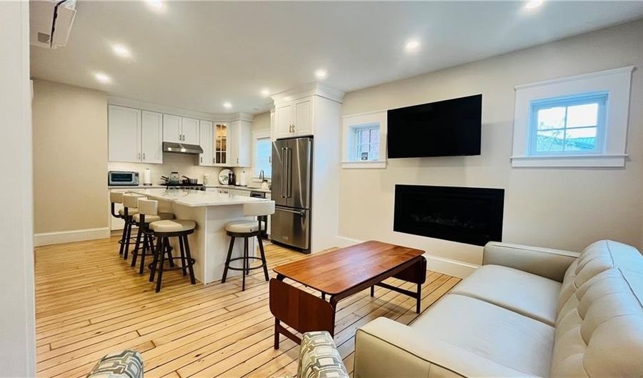 35 Memorial Blvd 1, Newport, RI 02840 - 1 Beds, 2 Bath