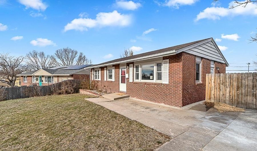 956 HILLCREST Rd, Cheyenne, WY 82009 - 3 Beds, 1 Bath