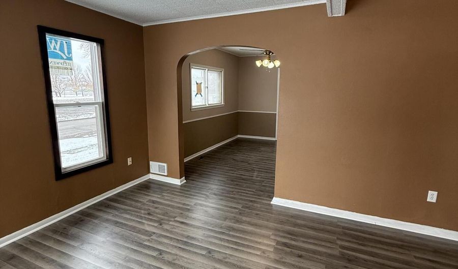 322 SW 9th Ave, Aberdeen, SD 57401 - 3 Beds, 2 Bath