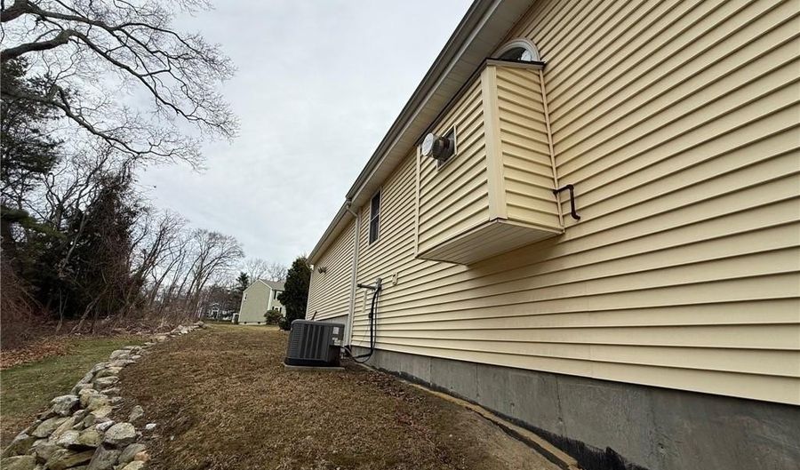 2 Maria Cir, Johnston, RI 02919 - 4 Beds, 3 Bath