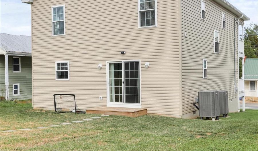 114 POTOMAC St, Boonsboro, MD 21713 - 3 Beds, 3 Bath