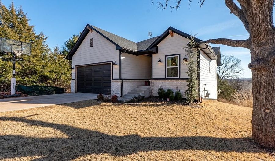 400 E 7th St, Arcadia, OK 73007 - 4 Beds, 3 Bath