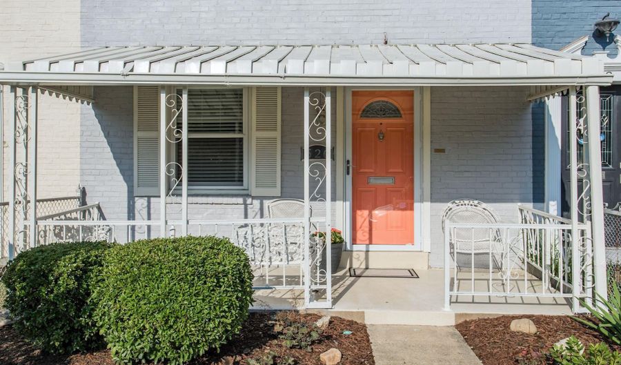 526 N PAYNE St, Alexandria, VA 22314 - 2 Beds, 2 Bath