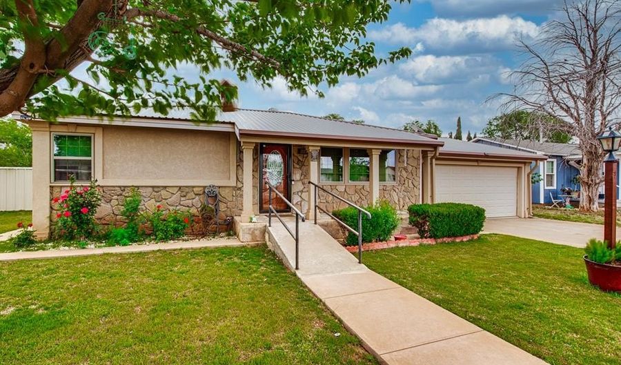 1107 NW 3rd St, Andrews, TX 79714 - 4 Beds, 2 Bath