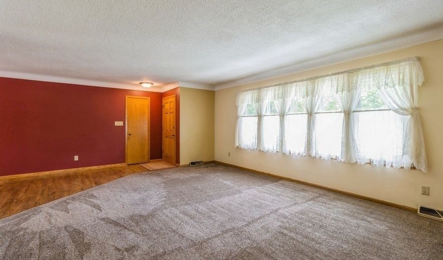 809 SE Sherman Dr, Ankeny, IA 50021 - 3 Beds, 2 Bath