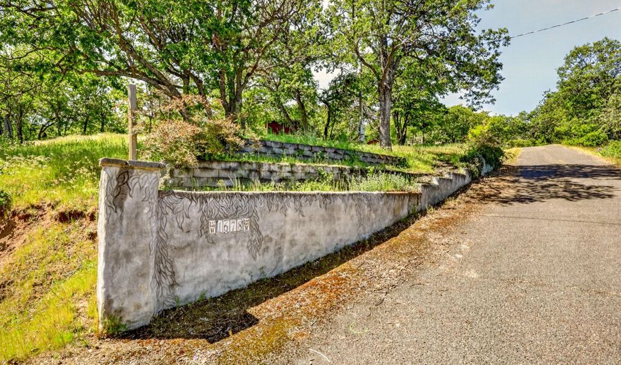 1678 Ashland Mine Rd, Ashland, OR 97520 - 4 Beds, 3 Bath