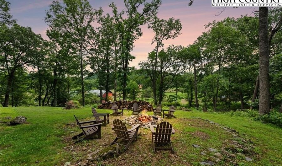 527 Red Tailed Hawk Rd, Banner Elk, NC 28604 - 4 Beds, 5 Bath