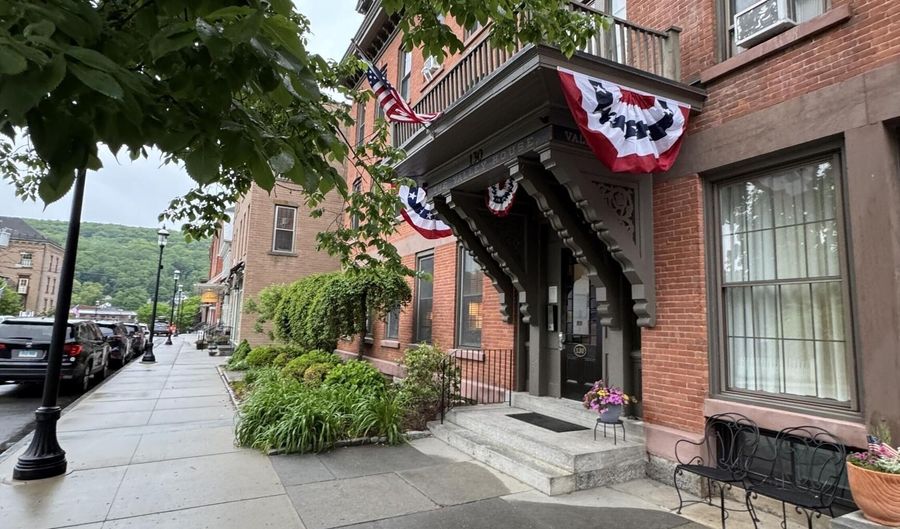 130 Main St 2D, Canton, CT 06019 - 1 Beds, 1 Bath