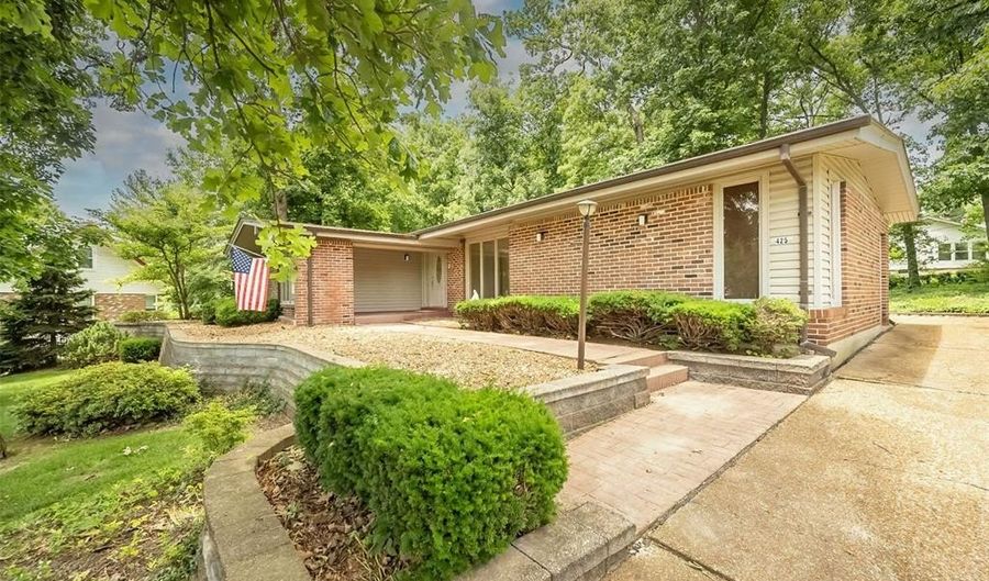 425 Kenilworth Ln, Ballwin, MO 63011 - 5 Beds, 3 Bath
