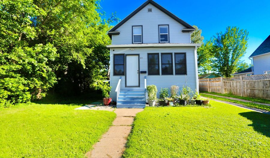 811 SW 3rd Ave, Aberdeen, SD 57401 - 3 Beds, 2 Bath