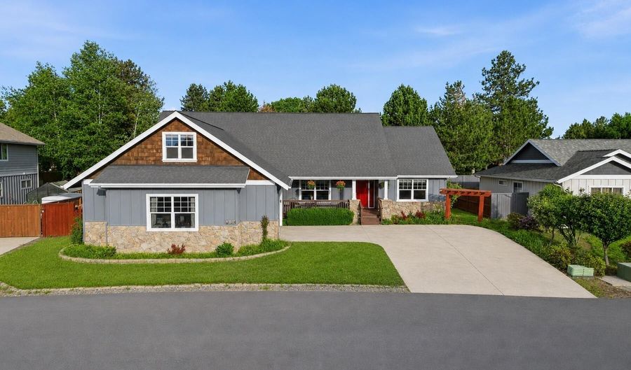 61172 Hilmer Creek Dr, Bend, OR 97702 - 4 Beds, 3 Bath