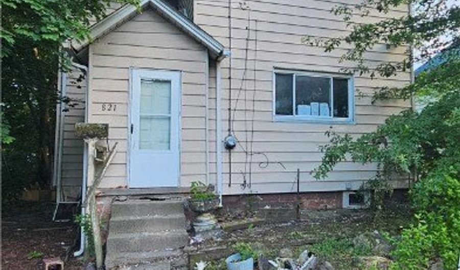 821 MILNER St, Alliance, OH 44601 - 3 Beds, 2 Bath