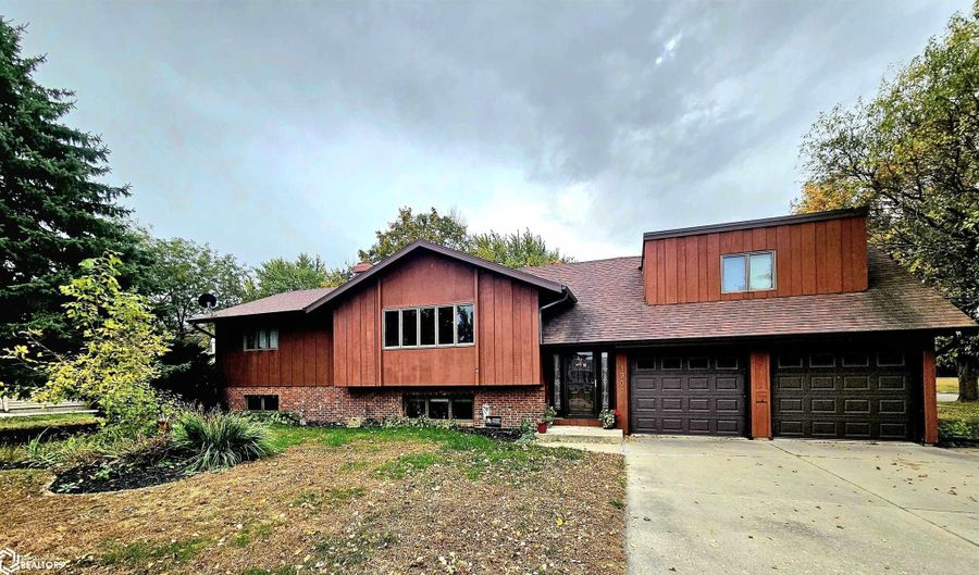 1902 E Lucas St, Algona, IA 50511 - 4 Beds, 3 Bath