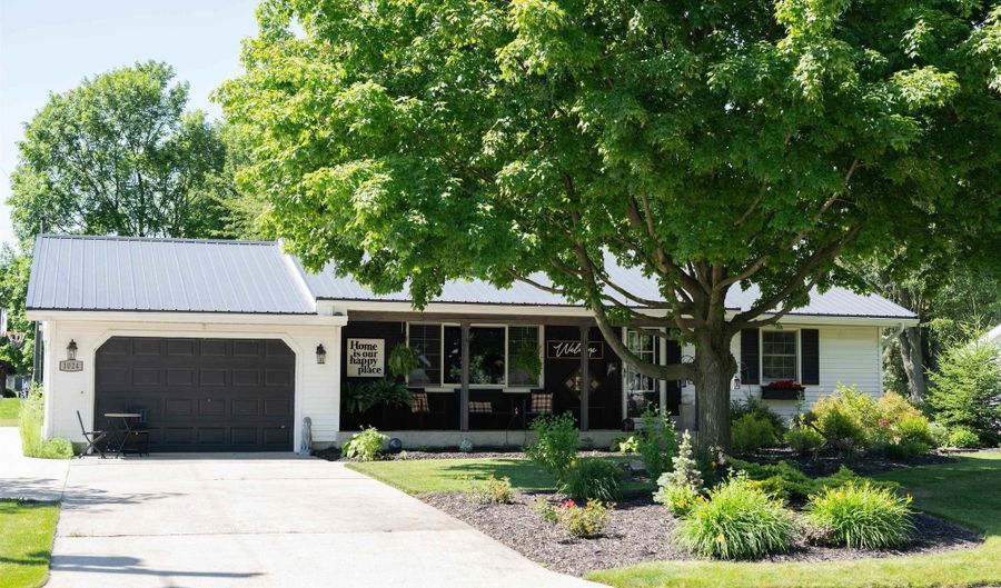 1024 W Water St, Berne, IN 46711 - 3 Beds, 2 Bath