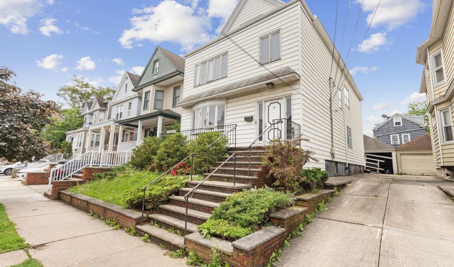 42 E 40th St, Bayonne, NJ 07002 - 6 Beds, 3 Bath