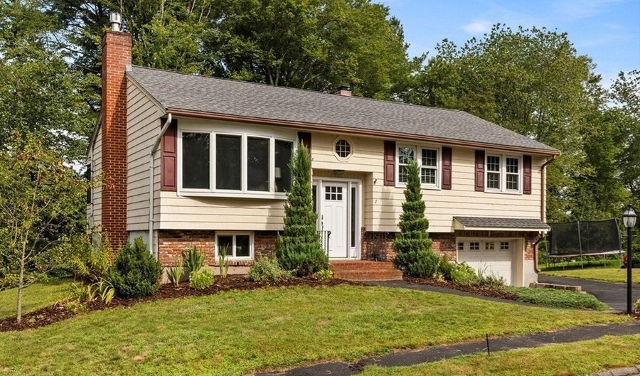 7 Forest Park Ave, Billerica, MA 01862 - 3 Beds, 1 Bath