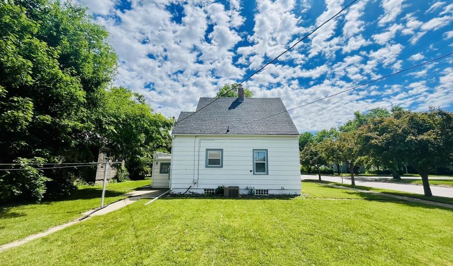 224 S Jackson St, Aberdeen, SD 57401 - 3 Beds, 2 Bath