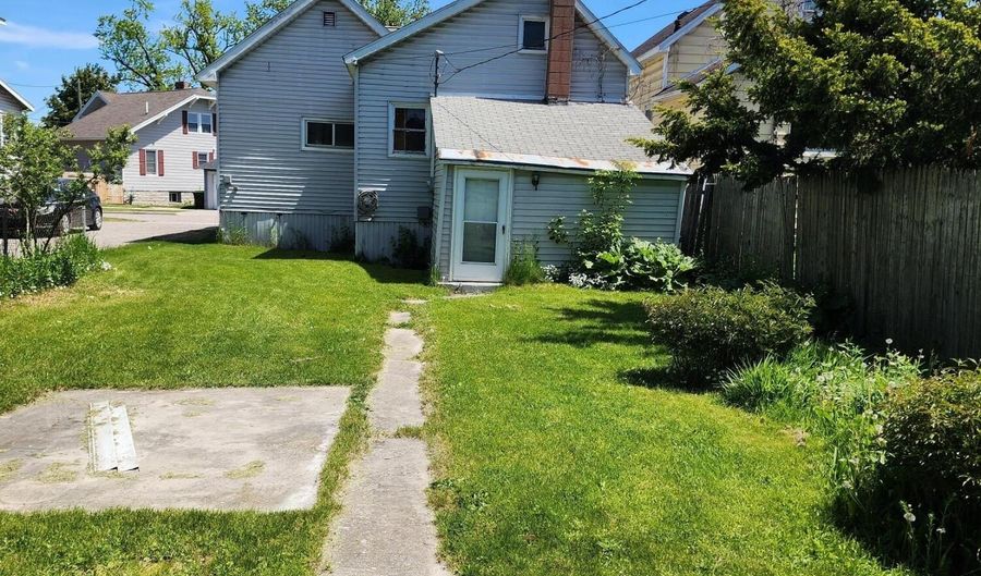 520 W Lake St, Alpena, MI 49707 - 2 Beds, 1 Bath