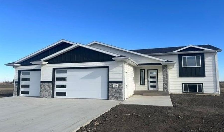 1301 NE 34th Ave, Aberdeen, SD 57401 - 6 Beds, 3 Bath