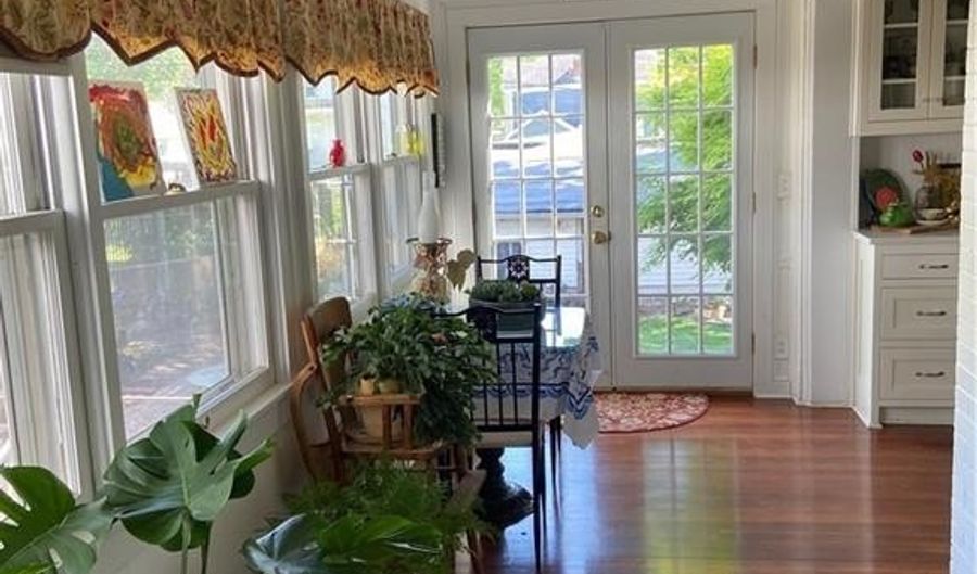 320 Parallel St, Atchison, KS 66002 - 5 Beds, 3 Bath
