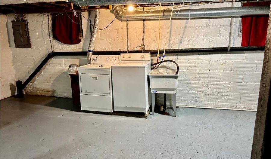 391 Cornell St, Akron, OH 44310 - 3 Beds, 2 Bath