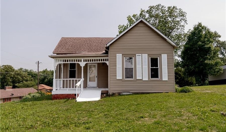 713 N 13 St, Atchison, KS 66002 - 2 Beds, 1 Bath