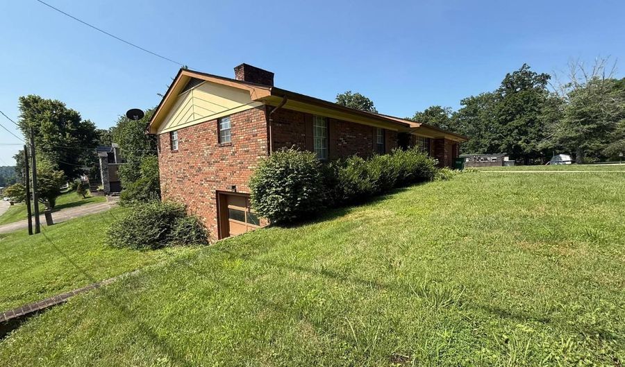 5736 Swanson Dr, Ashland, KY 41102 - 3 Beds, 2 Bath