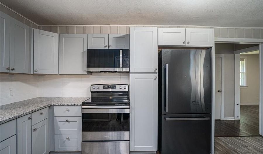 914 Jersey St, Baldwin City, KS 66006 - 2 Beds, 1 Bath