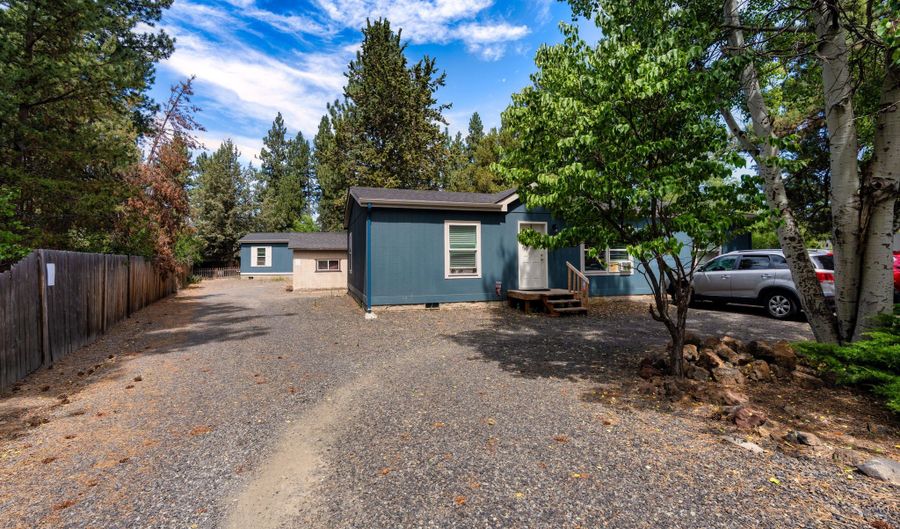 61071 Chuckanut Dr, Bend, OR 97702 - 5 Beds, 3 Bath