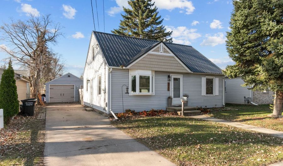 325 S LEE St, Appleton, WI 54915 - 3 Beds, 1 Bath