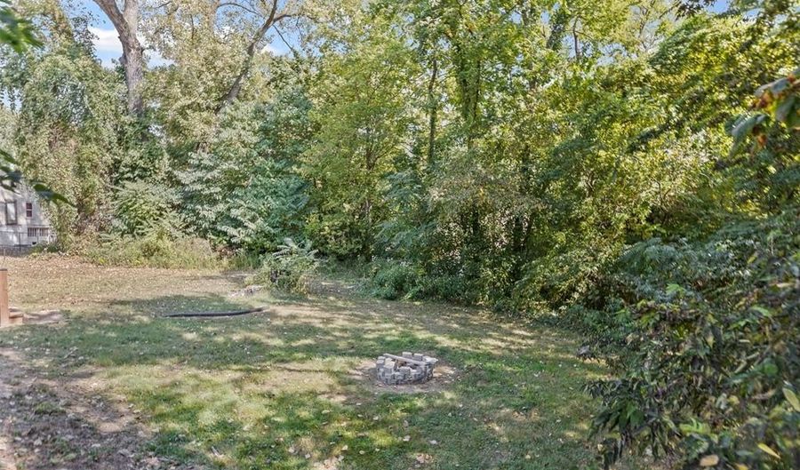 725 Park Dr, Alton, IL 62002 - 2 Beds, 1 Bath