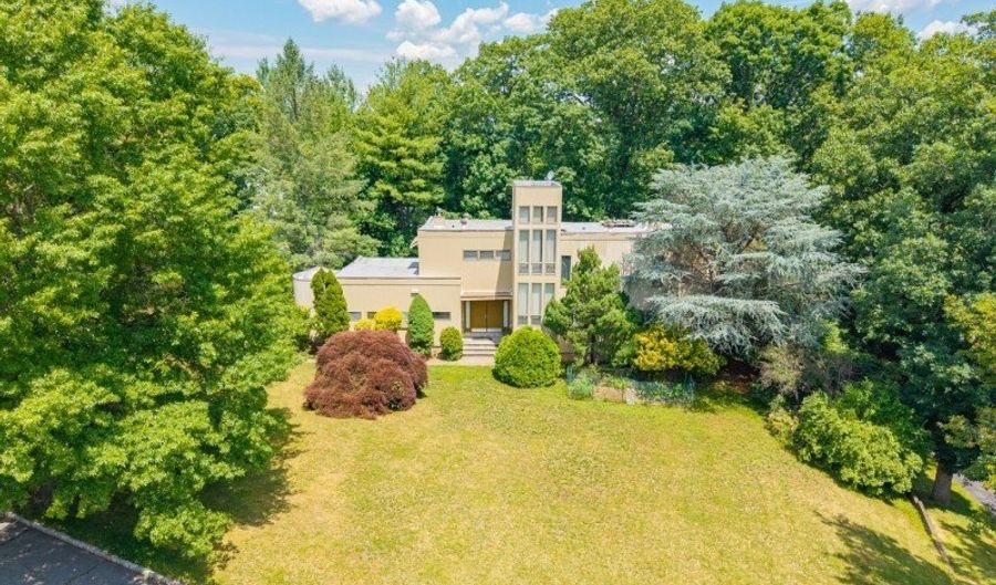 4 High Mountain Trl, Bayonne, NJ 07035 - 4 Beds, 3 Bath