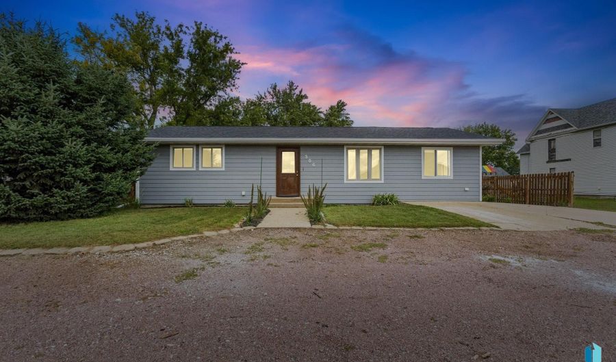 306 E Maple St, Beresford, SD 57004 - 3 Beds, 2 Bath
