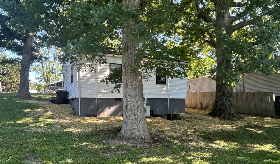 933 Cherry St, Alcoa, TN 37701 - 2 Beds, 1 Bath