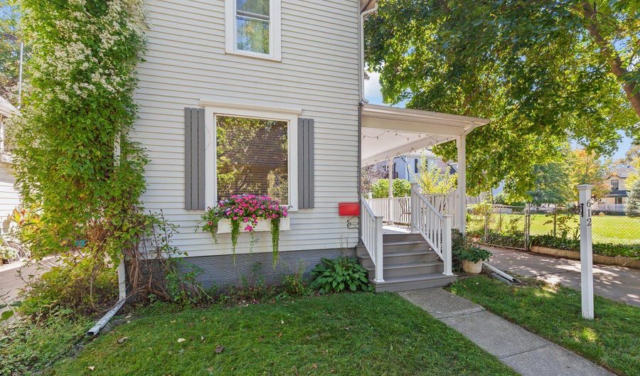 612 N Clinton St, Adrian, MI 49221 - 3 Beds, 2 Bath