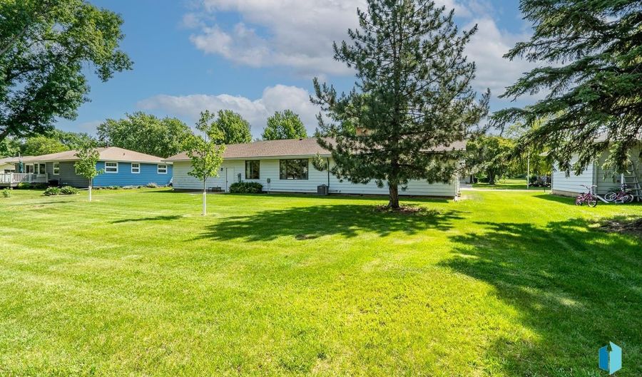 207 S 11th St, Beresford, SD 57004 - 3 Beds, 2 Bath