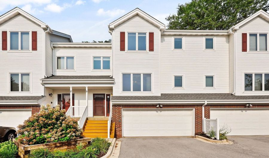 5 Cocoa Beach Dr, Madison, WI 53719 - 2 Beds, 3 Bath