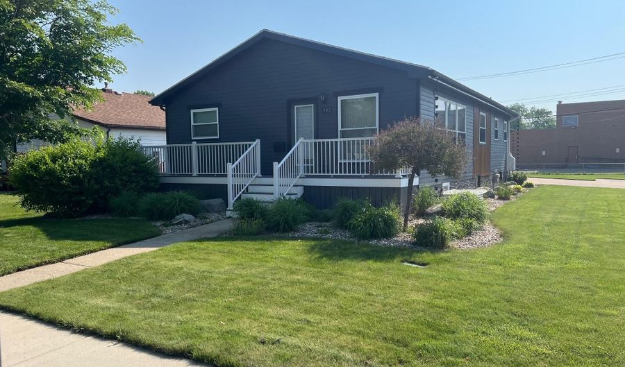 902 N Penn St, Aberdeen, SD 57401 - 5 Beds, 3 Bath
