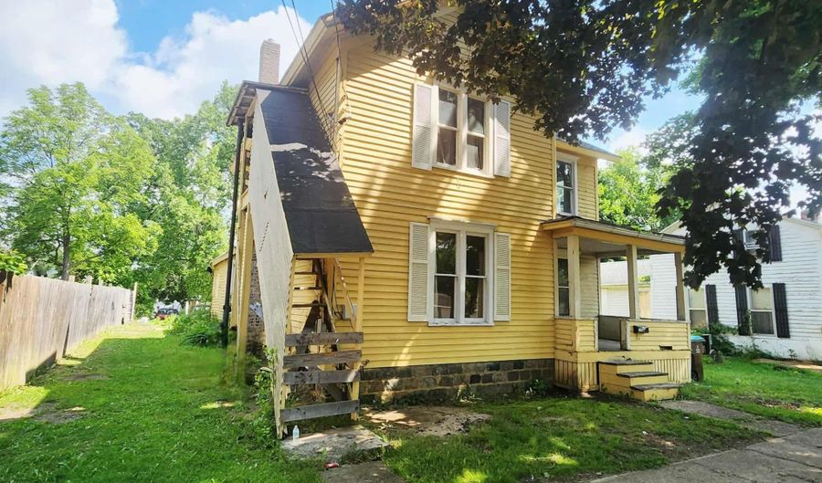 212 W Ash St, Albion, MI 49224 - 3 Beds, 1 Bath