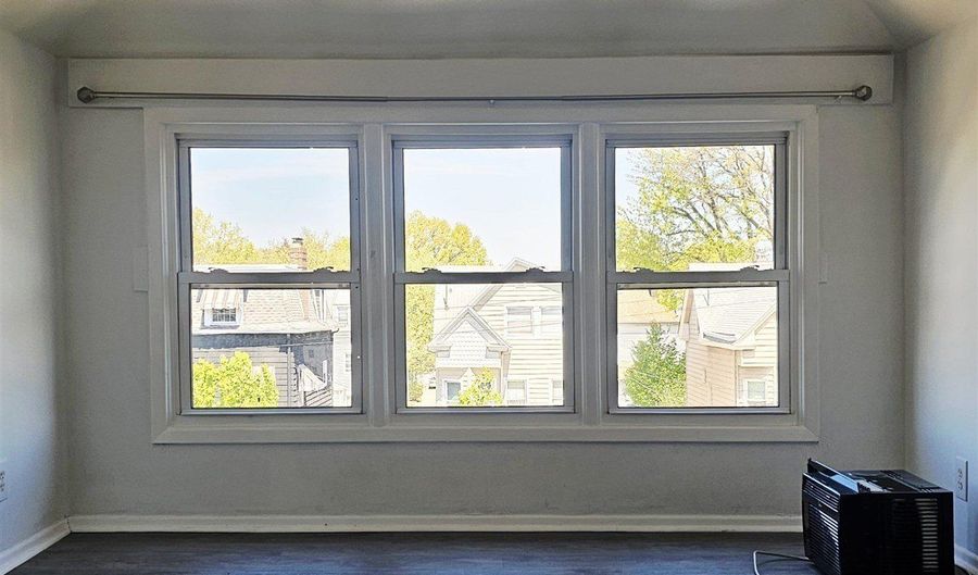 86 W 34TH St, Bayonne, NJ 07002 - 3 Beds, 1 Bath