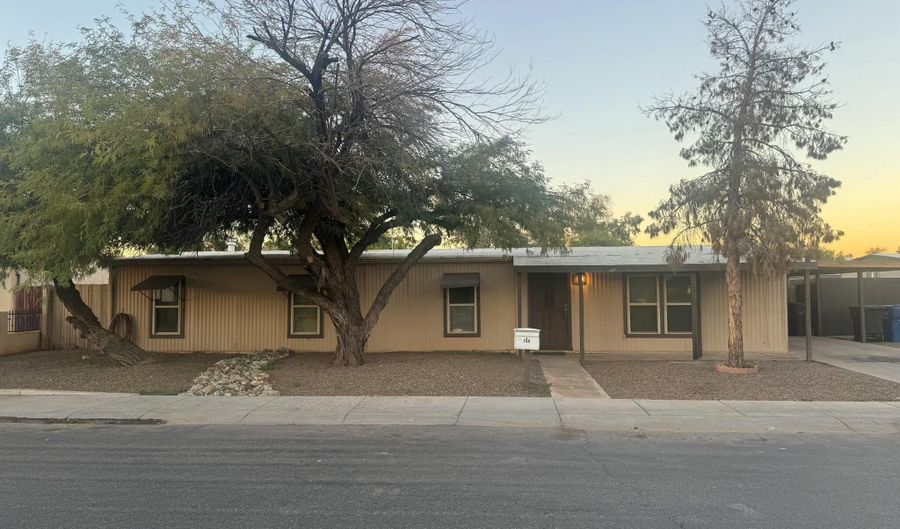 700 W MANOR St, Chandler, AZ 85225 - 3 Beds, 2 Bath