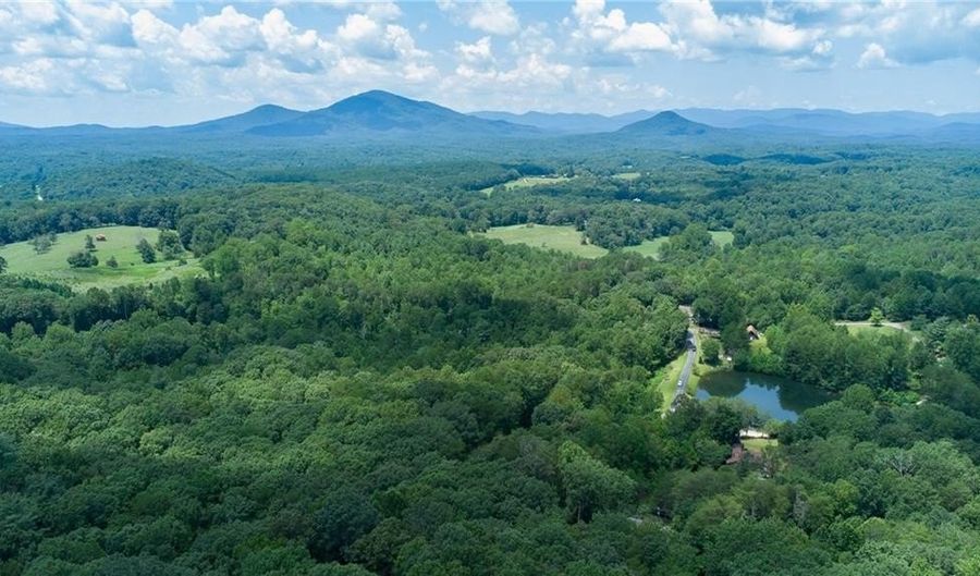 230 Skyview Dr, Clarkesville, GA 30523 - 2 Beds, 3 Bath
