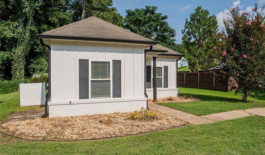 724 ELLIS St, Auburn, AL 36832 - 3 Beds, 2 Bath