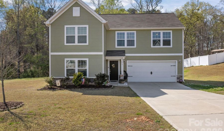 813 Yorkshire Dr, Albemarle, NC 28001 - 3 Beds, 3 Bath
