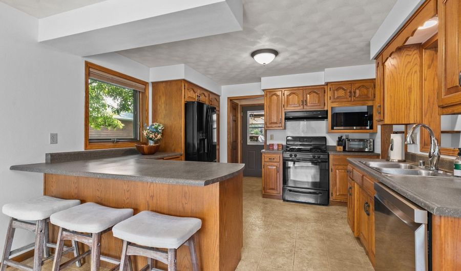 3022 W PARKRIDGE Ave, Appleton, WI 54914 - 3 Beds, 3 Bath