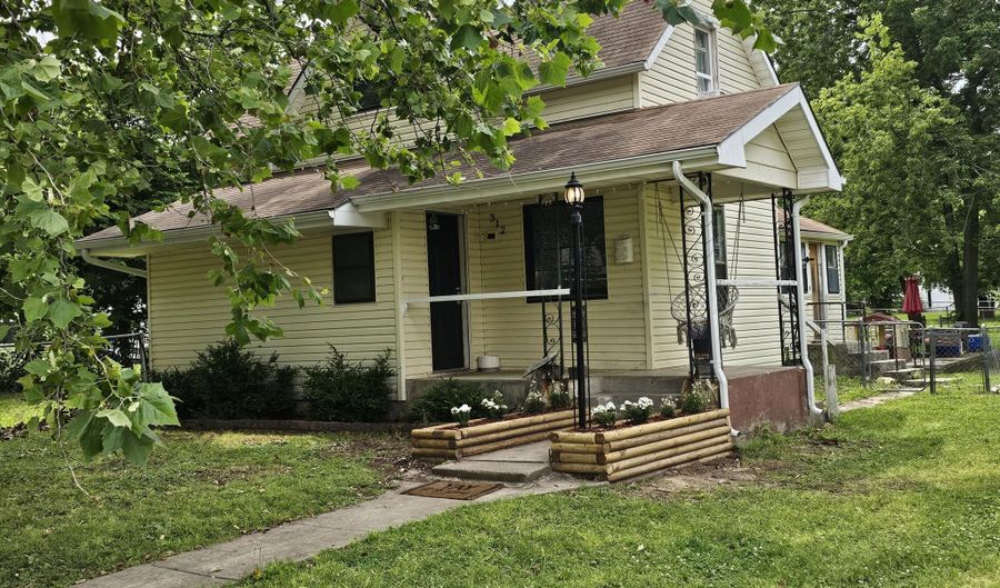 312 W Locust St, Aurora, MO 65605 - 3 Beds, 2 Bath