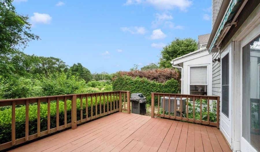 10 Heather Ln, Hopkinton, RI 02832 - 2 Beds, 3 Bath