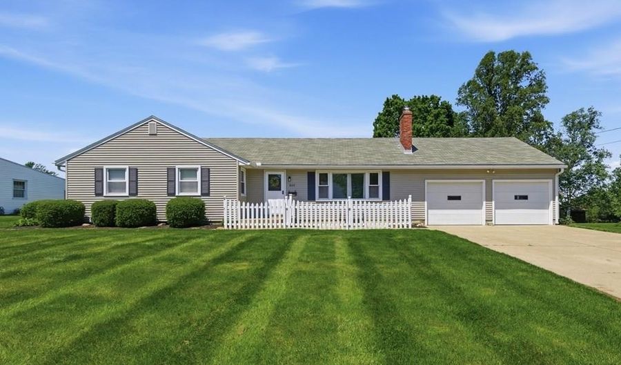 824 E Bank St, Ashland, OH 44805 - 3 Beds, 3 Bath