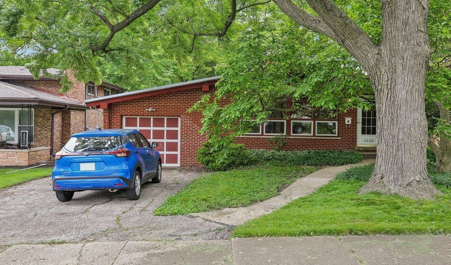 4528 Pershing Ave, Downers Grove, IL 60515 - 3 Beds, 2 Bath